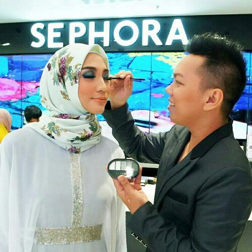 Had so much fun today at Hari Raya Make Up Look demo by @aldoakira , as i become one of the model for Glam Queen make up.. This look is suitable to apply on Hari Raya while having Silaturahim a.k.a kunjung2 🙏
Btw, This eye look is using Sephora Colorful 5 Eyeshadow Palette shade 01-Uptown to Downtown Smoky, and Sephora Cream Lip Stain shade 22-Pink Latte..
📷 @aldoakira @bobbiteguh @yennitanoyo
#miradamayanti #beautyblogger #blogger #sephoraidnxaldoakira #sephoraidnhariraya #clozetteid #makeupjunkie #makeuplebaran #glamqueen #smokeyeye #sephoraidnbeautyinfluencer