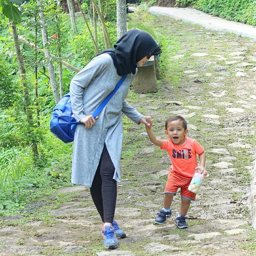 Let's walk with me, son.. #lifewithtoddlers #momslife #miradamayanti #toddler #toddlersofinstagram #babies #vacation #ClozetteID