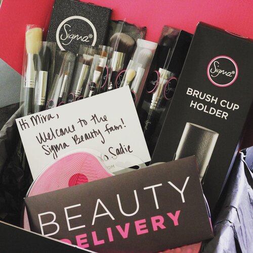 So excited to receive this package from @sigmabeauty , i can’t wait to play with them 😍
Meanwhile, don’t forget to use my code MIRA10 or simply click link on my bio to get 10% discount at sigmabeauty.com, happy hunting dolls 😘
.
.
.
#miradamayanti #sigmabeauty #brushes #beauty #blogger #pink #sigma #ClozetteID