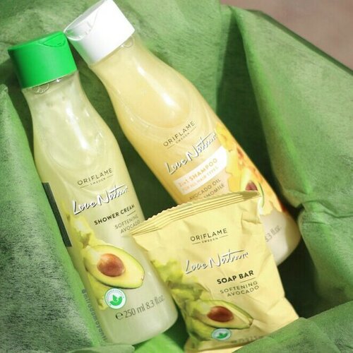 Saatnya kembali ke alam dengan menggunakan produk-produk yang ramah lingkungan.. And the good news is @id.oriflame kini hadir dengan rangkaian produk terbarunya 'Love Nature' yang bersifat biodegradable. Artinya rangkaian 'Love Nature' menggunakan bahan-bahan alami bebas silikon yang baik bagi kulit dan baik bagi lingkungan..
Rangkaian 'Love Nature' terdiri dari shampo, sabun dan body lotion yang hadir dalam varian dan manfaat yang berbeda..
#OriflameChangesLives #OriflameLoveNature #Oriflame #LoveNature #miradamayanti