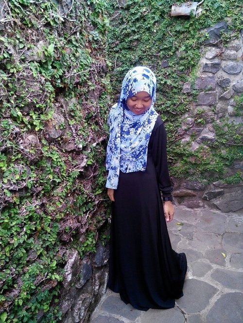 #ALIM Alhmadulillah Its Monday :')Floral shawl from Una-Style | #LBD long black dress >> Ameena umbrella  from Hijab Bellaluna #ClozetteID #ColorfulHijab #AcerLiquidJade