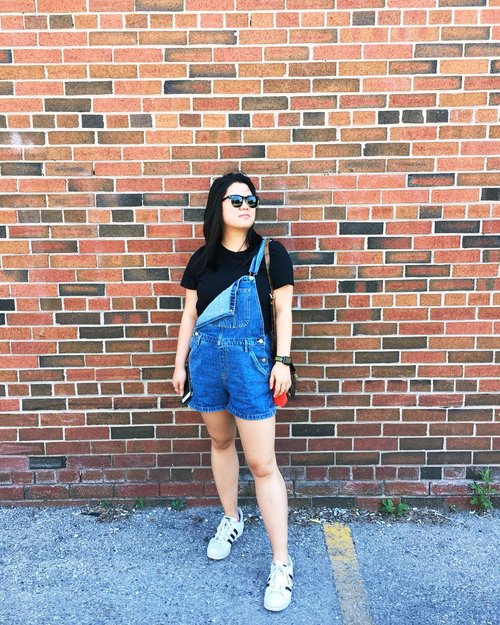 I have a thing for brick walls & overalls...@lovenicolerae told me to post this picture, so I contemplated for 3 days, and decided to listen to her 😂