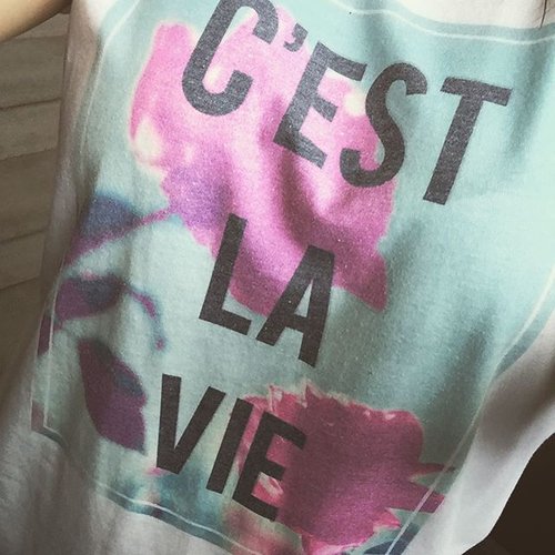 C'est La Vie ✌🏻️👌🏻 I miss shopping at @cottonon 😭 open one in Canada please!!!!! #clozetteid #cottonon #cestlavie #shirt #tee #tshirt #comfy #torontoblogger #hamontmua #hamont #hamontblogger #toblog