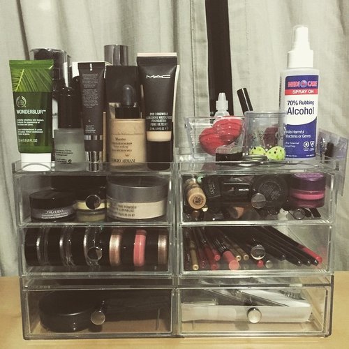 Bought this beauty (the drawers) from Costco for $30. It's gonna hold some of my essentials. The rest are in the drawers of my expedit (now called kallax in ikea). My makeup area is almost ready! Can't wait to be able to resume to my regular blogging 😆 Anyways, have a great night everyone! Xoxo

#clozetteid #bbloggersCA #kireimakeup #makeup #makeupkit #vanitytable #makeupdrawers #makeuporganizer #makeupjunkie #toblog #toblogger #torontomua #torontoblogger #hamontmua #hamont #hamontblogger #indonesianbeautyblogger #foundation #eyeshadow #blush #powder #eyeliner #primer #bbloggers #beautyblogger