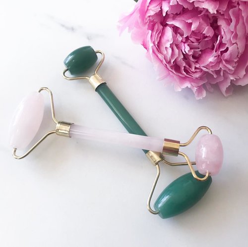 Jade or Rose Quartz? Have you guys used these face rollers before? It helps to depuff your face & under eyes, loosen tight jaws & improve blood circulation! Perfect for a little spa time at home 😉

Want one? Head over to @shopkitsu online store (www.kitsu.ca) & get one for yourself! #shopkitsu •
•
•
#jaderoller #jaderollercanada #jaderollers #facialrollers #guasha #rosequartz #rosequartzroller #bbloggers #bbloggersca #clozette #clozetteid #facialrollercanada #facialroller #rosequartzrollercanada #diyspa #spatime #hamont #toronto #shopcanada #shopcanadian #montreal #vancouver #pursuepretty #skincareroutine #antiaging