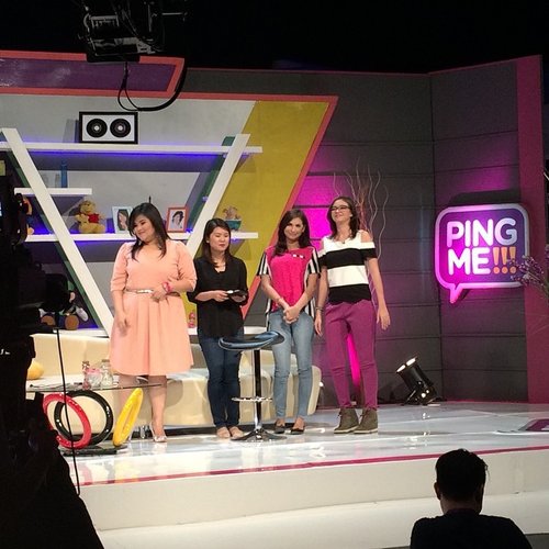 So last Saturday I had the chance to be on the set of this show called Ping Me for Rajawali TV. It was pretty neat that they approached me to show some tips and tutorials on contouring and highlighting. Had a chance to meet great people on set! Thanks RTV! 😊😁 #clozetteid #pingme #rtv #makeup #makeupartist #singer #indomua #indonesian #indonesianmua #indonesianblogger #indonesianbeautyblogger #jakartamua #makeupartist