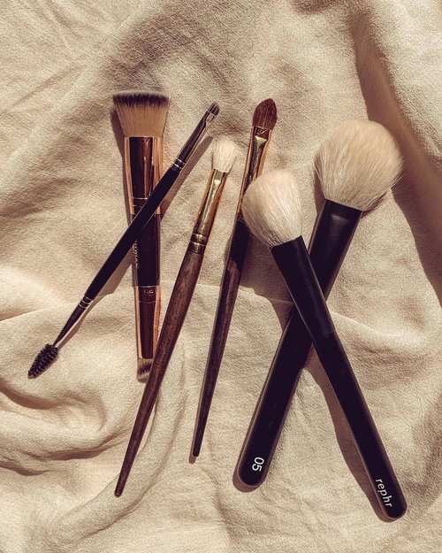 What are your must-have makeup brushes? I have a lot of friends asked me which makeup brushes they should get for their collection. I always recommend getting just the essential brushes first, from whatever brands suit their budget.
⠀⠀⠀⠀⠀⠀⠀⠀⠀
As a makeup artist, I have plenty of brushes and if you’ve seen my collection, you’d noticed that some of the brushes that I owned are in duplicates. So, I’ve narrowed it down to these 6 essential brushes.
⠀⠀⠀⠀⠀⠀⠀⠀⠀
These are the brushes that I think would be a great start to your collection. Out of the 6, the Fluffy Blending brush is probably the one that I owned the most & the one that I recommend to people the most as well. 
⠀⠀⠀⠀⠀⠀⠀⠀⠀
In picture:
• Foundation/Concealer brush.
• Eyebrow brush with Spoolie.
• Fluffy Blending brush.
• Flat eyeshadow brush.
• Contour Brush.
• Powder/Blush brush.
⠀⠀⠀⠀⠀⠀⠀⠀⠀
You can find variation of these brushes from different brands. Again, buy from whichever brand suits your budget. I’ve owned brushes from high end brands to drug store to no brands to the free ones they give with the palettes! As long as you know how to handle them, they all do the same job.
⠀⠀⠀⠀⠀⠀⠀⠀⠀
If you don’t know where to start in terms of brands, I’d suggest @maccosmetics @maccosmeticscanada @makeupforever for pro quality brushes. For budget friendly brands, I love @realtechniques , @sigmabeauty & @sephora @sephoracanada brand brushes.
⠀⠀⠀⠀⠀⠀⠀⠀⠀
⠀⠀⠀⠀⠀⠀⠀⠀⠀
⠀⠀⠀⠀⠀⠀⠀⠀⠀
⠀⠀⠀⠀⠀⠀⠀⠀⠀
⠀⠀⠀⠀⠀⠀⠀⠀⠀
#makeupflatlay #clozette #makeupbrushes #flatlayphotography #flatlayoftheday #flatlaynation #flatlaythenation #ctilburymakeup #smithcosmetics #bbloggersca #clozetteid