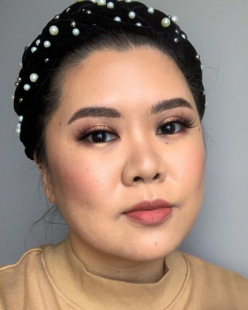 You guys know how much I love my Halo eyes, ammirite? I think it’s probably my signature style since a decade a go lol. Do you have a signature go-to look? ⠀⠀⠀⠀⠀⠀⠀⠀⠀⠀⠀⠀For this look, I wanted to go all glam just because I felt like I haven’t done a glam makeup in a while. You know I love my natural light makeup, but every so often I love a good glam makeup. Do you want to see the tutorial on Instastory? Let me know down below if you want to see it 👇🏻. #hamont #bbloggersca #iheartmakeup #makeupcommunity #clozetteid