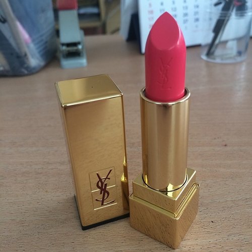 Apparently this YSL no. 52 is highly coveted in Asia. Well, I got my hands on it! Will give it a try soon.
#clozetteid #clozettegirl #clozetteambassador #ysl52 #ysl #lipstick #beautyjunkie #makeup #makeupaddict #makeupjunkie #makeupartist #jakarta #jakartamua #mua #muajakarta #indonesian #indonesianblogger #indonesianbeautyblogger