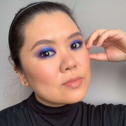 Extra sparkly blue eyelids! This was def. one of my favourite looks! Swipe for the picture with annotation. As always, check out instastory for product breakdown.
•
I have yet to decide to stick with white or black text lol we’ll see how I feel when I add the text for the next makeup picture 😂
•
Xo
•
•
•
•
•
#clozette #patmcgrath #bluesmokeyeye #makeup #makeuptutorial #makeuplooks #blueeyemakeup #clozetteid #hamont #torontomua #makeupartistsworldwide #makeupartistjakarta #canadamua #pursuepretty #thatsdarling #fashioncanada #bbloggers #bbloggersca