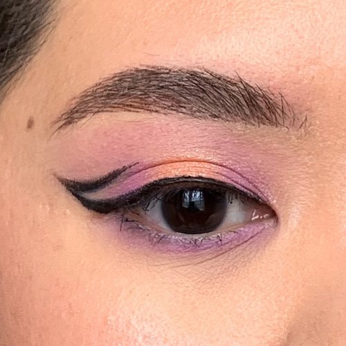 Swipe to see more pictures 😊 this is version 1 of the graphic liners that I did just for fun after creating the Peachy Purple look. •
•
•
•
•
•
#graphicliner #marcjacobs #eyeliner #graphiceyeliner #makeupartist #clozette #clozetteid #makeupartistcanada #jakarta #bbloggers #indonesianbeautyblogger #bbloggersca #torontoblogger #torontomua