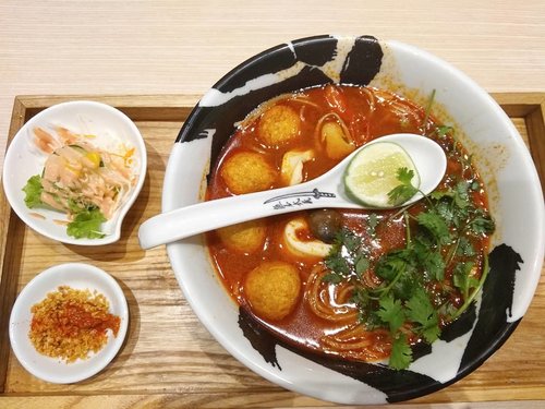 Seafood Tom Yum Ramen dari Menya Mushashi Bukotsu Kota Kasablanka Jakarta.
Ada bakso goreng seafood-nya juga. Unik paduan bahannya, dan saya ngerasa cocok dgn menu ini.

Harga 1 set (plus Iced Ocha) : Rp 79.695 include.

Dinner seusai acara Resonation 2018

#Dinner #tomyamsoup #Ramen #japanesefood #Foodie #FoodBlogger #balqis57kuliner #Kuliner #clozetteid