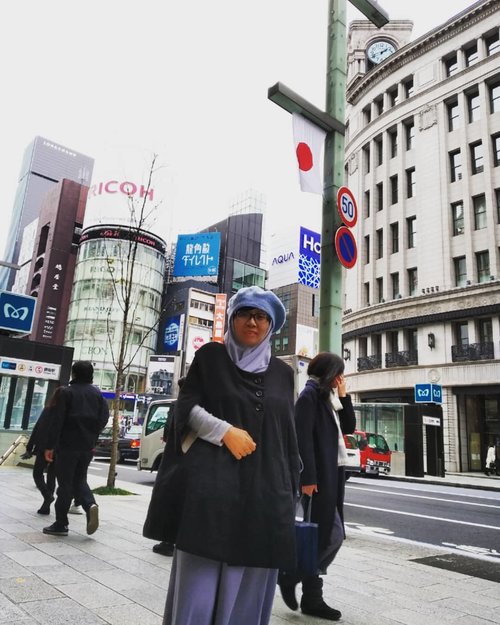 Seharian jalan dan shopping di area Ginza Tokyo Jepang emang bikin betah 🥰Bisa melihat secara langsung store Uniqlo terbesar di dunia (11 lantai). Tepat saya menggunakan manset/turtleneck dari brand yang memang berasal dari Jepang ini.#balqis57travel #Japan #shopping #clozetteid #ootdfashion #winterintokyo