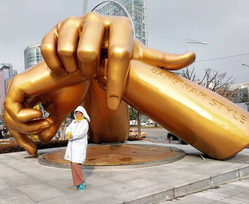 🇰🇷🇰🇷🇰🇷Ingat lagu 'Gangnam Style' by PSY yang menjadi mega hit di tahun 2012? 🎶Akhir December 2019 saya berkesempatan berkunjung ke landmark of Gangnam Style Statue , patung gaya tangan berwarna emas. Sayangnya saya tidak memutar lagu tersebut. Perfect sekali loh pengalaman jika berfoto sambil nge-dance diiringi lagu 'Gangnam Style' 😍 Pasti merasakan sensasi pengalaman yang memacu hormon kebahagiaan 🥰🥰🥰Saat saya berkunjung ke sana sedang diadakan festival kuliner, jadi ramai di sekitar sana. 📍Lokasi Gangnam Style Statue ini di : East Gate of COEXGangnam-gu, Youngdongdaero 513(Exit 6 of Samsung Station, Exit 7 of Bongeunsa Station )#koreatrip#visitkorea#balqis57travel #clozetteid #traveler