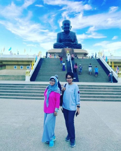 Bulan Oktober 2019 saya berwisata ke Thailand, menjelajah Hua Hin dan sekitarnya. Salah satu tempat yang dikunjungi Wat Huay Mongkol yakni sebuah kompleks kuil yang cukup luas. Terdapat patung biksu legendaris dan  berukuran sangat besar, bernama Luang Phor Thuad yang nampak di foto ini 🕉️Banyak umat Budha berdoa di sini, dan toleransi kedamaian disini begitu terasa, khususnya utk saya yg berbeda keyakinan 🙏 Hiks...terharu saya...Bulan December 2019 saya berwisata kembali ke negeri Gajah Putih menjelajah kota Bangkok 🇹🇭Rencananya saya akan berkeliling Thailand secara bertahap. April 2020 sudah ada niatan kembali ke Thailand untuk menjelajah  propinsi lainnya. Tapi kita semua tahu kenapa kita pending rencana wisata kita itu 😅Jika ada kesempatan bisa jalan dan jajan ke Thailand lagi dalam masa stay 3 hari, maka saya akan mewujudkan rencana tertunda itu, yakni :menjelajah provinsi-provinsi di/dekat Thailand Selatan, yakni : Songkhla, Satun, Phatthalung, Nakhon Si Thamarat, Pattani, Yala 🇹🇭Tentunya saya juga mengincar  Krabi serta  lokasi Abang Leonardo DiCaprio shooting film The Beach 🐚 Pantai May Bay ⛱️ Koh Phi Phi Leh 🏖️Kalian yang pernah ke Thailand pasti kangen juga balik ke sana khan? @wisatathailand lagi bagi2 hadiah loh. Yuk ikutan challenge - ketentuannya bs dicheck di IG  @gabywijaya11 💐@ernysiswati@winadyanda@erlinalinda #nantikitakethailandlagi#wisatathailand📍 ตำบล ทับใต้ อำเภอหัวหิน ประจวบคีรีขันธ์ 77110, Thailand#balqis57travel #traveler #clozetteid #thailovers #maukethailand