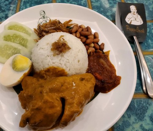 Dinner 🌆 Nasi Lemak Ayamat PappaJack Green Pramuka Square.#balqis57kuliner #asianfood #malaysianfood #dinner #rice #clozetteid