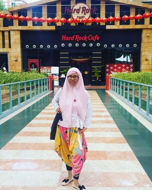Sekian tahun lalu - semasa masih belajar di New Zealand, saya pernah mampir ke Hard Rock Cafe Singapore. Lokasinya berbeda dari yang minggu lalu saya singgahi. Sayangnya minggu lalu saya tidak ingat untuk membeli merchandise HRC Singapore... Yaaa,emang minggu lalu saya jalan2 sekedar untuk menepati janji sih,jd gak kepikiran punya keinginan macem2 selain ke masjid2 di Singapore dan mengirim doa untuk Ibu disana 😊😇 #travel #traveling #traveller #wanderlust #trip #journey #holiday #blogger #travelblogger #instatravel #themepark #exploretheworld #cafe #HardRockCafe #travelingtheworld #tour #picnic #reiz #visitsingapore #visit  #balqis57travel #clozetteid