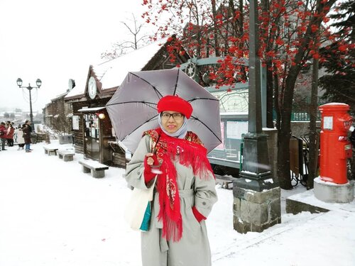 Hari pertama di tahun 2020. Kesannya keren khan daku foto diantara hujan dan "banjir" salju di Hokkaido,  padahal rumah di Jakarta kebanjiran (setelah 2 - 3 tahun banjir absen di rumah), mobil2 di garasi jg terendam krn saat ini yang di rumah nggak bs nyetir mobil (Berhasil evakuasi diri sendiri aja udah bersyukur). Sudah ikhlas deh dengan barang2 yang apabila  tiba di rumah udah dalam keadaan nggak berbentuk dan tinggal dibuang.Tapi saya pesan ke kakak di Jakarta spy jangan dibuang sebelum saya sampai rumah karena akan disortir terlebih dahulu yg mana yg msh bisa Saya setor ke BANK SAMPAH. Harus cerdas mengelola sampah dari diri Kita sendiri! Energinya buat hal yang positif aja dalam kondisi gini...Yup, kunjungan winter kali ini ke Hokkaido membuat saya semakin belajar ttg "keamanan dan kenyamanan" bagaimana negeri ini mengelola sampahnya padahal susah bener nemu tempat sampah dimarih, sama susahnya menemukan sampah walaupun hanya selembar bekas pembungkus permen.Kemarin (01.01.20) saya juga mengalami banjir dan pagi harinya tidak dapat keluar hotel. Hujan salju dan salju sudah menumpuk di jalanan. Khawatir kepeleset juga kalau nekat keluar. Suhu minus 5 - 6 derajat celcius. Lbh dingin dari es euy! 🥶🥶🥶 Tapi toh show must go on under the snow 🥶🥶🥶 Cerita lengkapnya di buku yang terbit pertengahan 2020 yess 😁#balqis57travel#traveler #Japan #Snow #Wanderlust #clozetteid