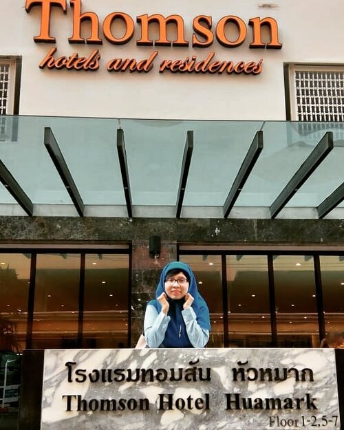 #JumatBerkah Minggu lalu jam yg sama msh nongkrong di depan hotel ini menunggu kunci kamar yang baru akan diserahkan jam 2 siang. Depannya mall nih, walaupun katanya lokasi hotel ini agak dipinggir Kota, tp ternyata strategis. Toch selama di Thailand kami tidak menggunakan public transportation, jd bukan masalah kalau tempat menginap jauh dari halte/stasiun 😊

Nginep disini jadi inget kesayangan @rutdamayantii123 jg deh 😘😍 #balqis57travel #traveler #travelblogger #indonesiantraveler #clozetteid #bangkok #hotel