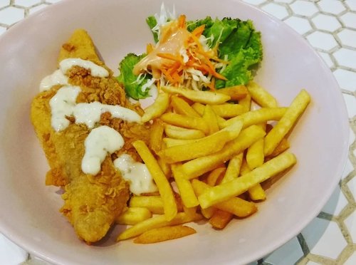 Lunch hari ini : Fish and Chips 🐟🥔 di resto Tuanruma @greenpramukasquarejakarta 
#FoodBlogger
#Food #Culinary #Restaurant #Cafe #fishandchips #balqis57kuliner #Kuliner #Weekend #InstaFood #clozetteid