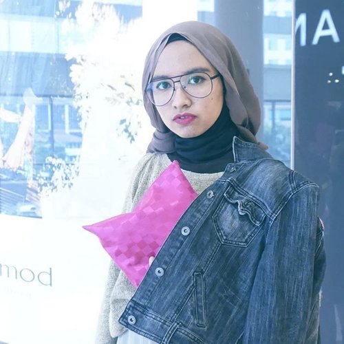 Perfect lips and clutch. Fushia forever💕 [taken by @ginger_n_rose]#ClozetteID #chictopia #abmlifeisbeautiful #abmlifeiscolorful #hijabi #hijabchic #fashionblogger #currentmood #ootdindo #acolorstory