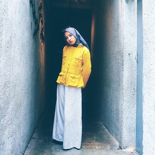 May I help you?#clozetteid #encycloid #chictopia #yellowmadness #abmlifeiscolorful #acolorstory #fashionbloggers #lookbookindo #ootdindonesia #hijabchic #lifeiscolor