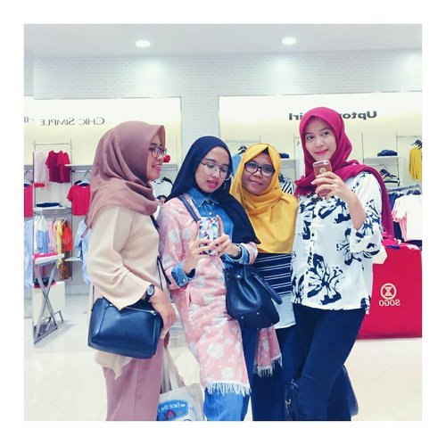 Its a guilty pleasure for us when we found a huge mirror. Snap snap! That's what we do. How about you? #girlsproblems

#Clozetteid #chictopia #abmlifeiscolorful #acolorstory #whatwelike #hijabi #hijabchic #hangingoutwithfriends #coloriseverywhere #abmlifeissweet #starclozetter