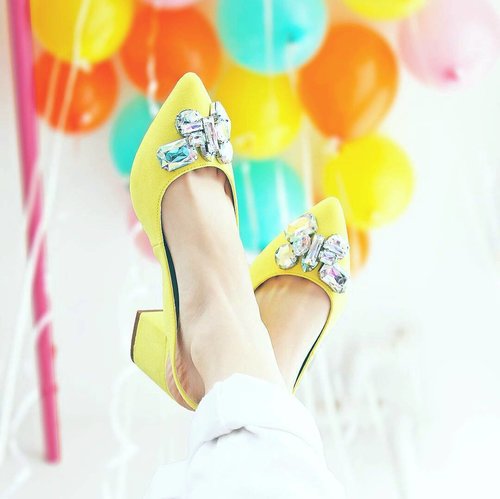 Yellow vibes <@aww.sam>

#currentmood #clozetteid #abmlifeiscolorful #acolorstory #yellowvibes #kittenheels #fashionblogger #currentvibes #chictopia #balloons