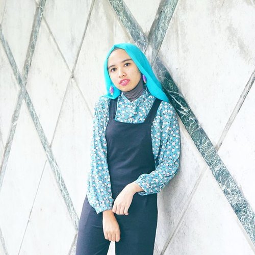 My casual chic overall.

#clozetteid #chictopia #overall #currentstyle #hijabchic #abmlifeisbeautiful #casualchic #fashionbloggers #hijabi #abmlifeiscolorful #candycolor