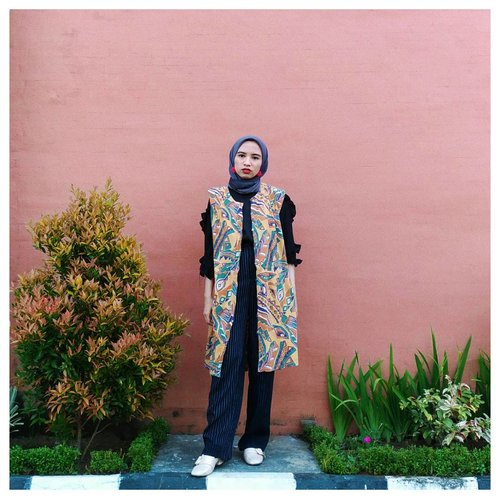 This clashing pattern featuring my color, yellow mustard and fuchsia. New blog is coming! Click link in my bio
.
.
.
#clozetteid #acolorstory #abmlifeisbeautiful #abeautifulmess #chictopia #starclozetter #fashionblogger #hijabchic #whatwelike #lifeisgood #ootdind #clashingpatterns