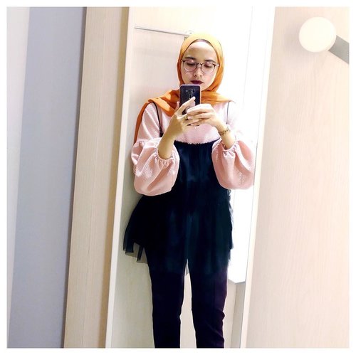 Who can't resist taking a selfie in changing room? LOL. Happy Sunday👀
.
.
.
#clozetteid #hijabchic #chictopia #acolorstory #modestfashion #hijabi #starclozetter #ggrep #currentmood #pinkovereverything #stylehijab