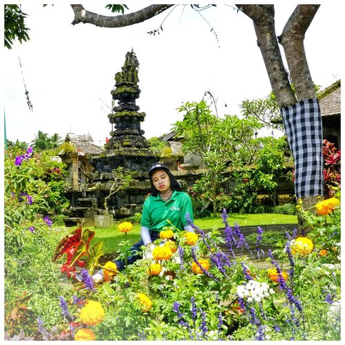 Nemu spot cantik tapi udah cape gatau pose apa. This is it, nunduk nunduk club. Anyone? Who's with me? (baru sadar lebih banyak foto nunduk di feed sendiri 😂).....#clozetteid #abmlifeisbeautiful #baligasm #happyplace #happyplacefound #fromwhereistand #indonesiaparadise #indonesia #lifeissweet #flowereverywhere #flowerpower #peopleinframe #baligetaway