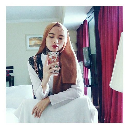 It just a selfíe? no. When I look myself in the mirror, I realized that my own happiness depends on me not others. I don't need they permission to move forward, finding myself completely. I'm truly happy for everything now

#clozetteid #reflection #mirror #whatwelike #hijabi #hijabchic #chictopia #myowntime #selfíe #abmlifeishappy #happinessquotes