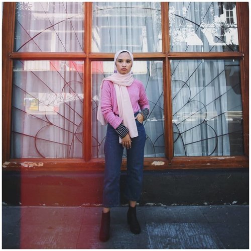 when you want to look more feminine (with pink) but ended up fiercely (failed). suggestions anyone?⠀⠀⠀⠀⠀⠀⠀⠀⠀photo by @kata_robbiesha⠀⠀⠀⠀⠀⠀⠀⠀⠀#clozetteid #modestfashion #hijabchic #ootd #streetstyles #simplycovered #hijabinspired