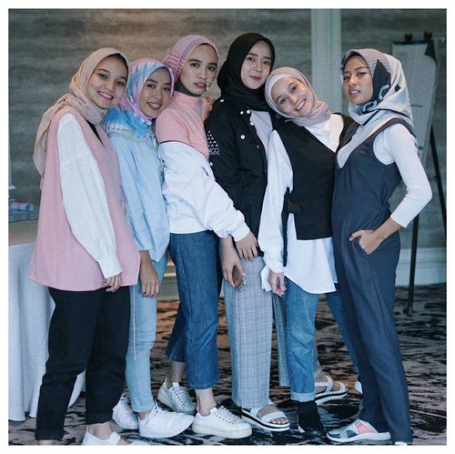 Yesterday @zoyacosmetics gathering with these gorgeous ladies
.
.
.
#Clozetteid #abmlifeiscolorful #flowerpowerzoyacosmetics #whatwelike #starclozetter #pasteleverything #abeautifulmess #zoyacosmetic #chictopia #hijabi