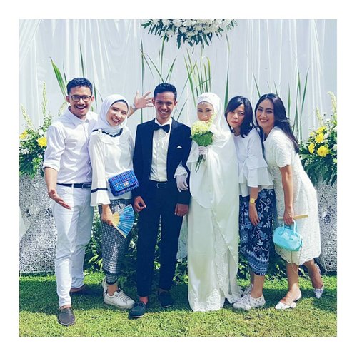 Hooray! @dyandragnidar officially Mrs.iodhio 😘. We all very happy for you! May Allah give you a happy and memorable life. Oh, this happiness captured by @rizkylanamau

#Clozetteid #happywedding #abmlifeisbeautiful #abeautifulmess #happyday #friendsinframe #starclozetter #happiness #whatwelike