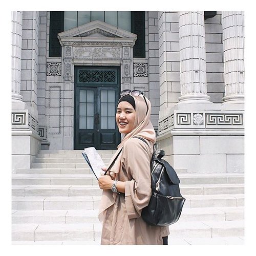 My backpack and I = such a perfect one to explore!🙌🏻🎒
Hadirnya bulan Ramadhan bukan berarti semangat eksplorasi menurun hanya karna kondisi fisik yang sedang berpuasa. Berjalan untuk menemukan hal baru baik itu pengalaman, teman, bahkan cerita baru masih tetap aku lakuin di bulan suci ini. Menahan dahaga dan hawa nafsu bukan menjadi sebuah tantangan, sebagai seorang yang berhijab hal yang membuat cemas bagi aku adalah ketika dihadapkan dengan kondisi masalah rambut di balik hijab kita. Siapa yang nggak sedih ketika kita menemukan banyak rambut rontok berjatuhan di atas lantai? Lain masalah lain solusi, untuk urusan rambut rontok, Dove Total Hair Fall Treatment adalah pilihan yang sempurna. Bebas bereksplorasi tanpa khawatir, siap beraktivitas setiap hari! #KuatkanDenganDove 💙💚
.
#clozetteid #travel