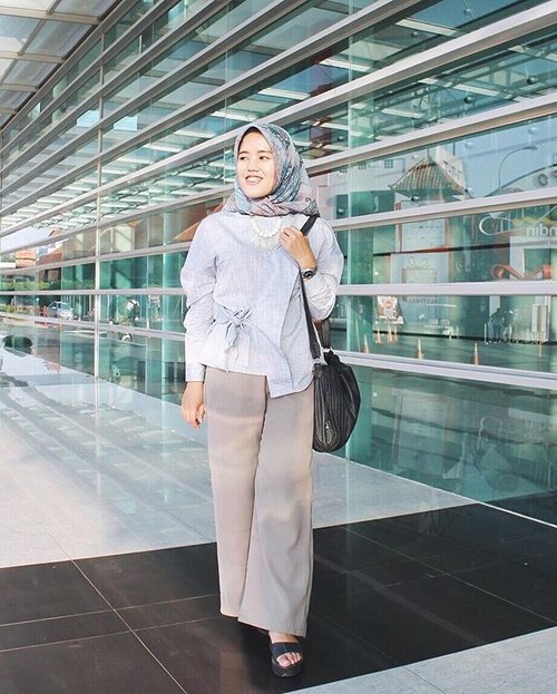 Yesterday outfit at Happy Birth Day Indonesia event.
.
I wore this formal yet cute top from @havaid. This grey Iklia Blouse has an unique design and a good material. If you zoom the picture, you'll see fabulous texture of fabric. Love it so muchooo!💙
.
Detail look:
Top by @havaid
Hijab by @shinjuku.id
Bag by @kipling_ind
Necklace by @popytbynisa .
#HavaOOTDCompetition #duahijabtrans7 #hootdduahijabtrans7 #clozetteid #OOTD #hijabootdindo