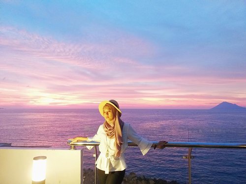 Sunset paling keren di tapi pantai yang pernah gue liat! 😭
_
View gunung yang ada di belakang itu Pulau Bunaken, terlihat jelas gitu dari kota Manado (kota pesisir).
_
Btw, di sini sunsetnya cepet bgt sekitaran jam 17.30 wita terus abis itu langitnya berubah jadi gradasi ungu, pink, biru gini yang cakep parah romantis, bawa pasangan mustinya tuuuh🤣
_
#clozetteid #travel #sensationaltouch @nivea_id