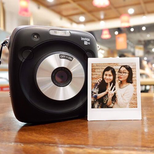 Kemarin temen baru beli kamera #mirrorless. Kamera dia itu Fuji (tapi lupa serinya apa). Berhubung belom pernah pakai Fuji, jadilah momen bukber kemarin dipakai buat jajal kamera barunya dia. Voila! This is one of my picture that I take.
. 
My first impression is kayaknya agak susah ya bawa kamera mirrorless buat dateng ke acara event yang kadang objeknya banyak bergerak. Kemarin aja harus otak-otik supaya hasilnya oke buat ambil gambar anak bayi yang aktif.
. 
Well, tapi biar gimana saya emang butuh banget nih kamera mirrorless buat urusan video. Doain ya rejekinya lancar supaya kebeli kamera idaman 😊.
.
#clozetteid