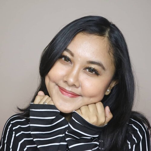 Susaaaah banget ngumpulin mood buat dandan di minggu ini. Tapi akhirnya berhasil juga di penghujung weekday yang bener-bener maksa untuk dandan dan foto. Yeeesss, salah satu effort untuk jadi beauty content creator adalah mesti rela dandan padahal gak kemana-mana. Abis ini juga paling diapus lagi. Maklum, blogger rumahan 😂😂😂😂 Makeup details:❤️ @fanbocosmetics BB Cream Precious White 02 Beige❤️ @pixycosmetics Concealing Base 01 Natural Beige❤️ @sariayu_mt Bedak Tabur Kuning Pengantin❤️ @thebodyshopindo Brow Sculpt 3-in 1 03 Dark Brown❤️ @thebodyshopindo Contour Kit❤️ @maybelline Hyper Black Eyeliner❤️ @fanbocosmetics Ultra Satin Lip 05 & 08❤️ @pixycosmetics Twin Blush Terracotta❤️ @sariayu_mt Eyeshadow Kit J01#liadandan #muotd #cantikcantikcreator #tampilcantik#BeautyVloggerIndonesia #IndoBeautySquad #Beautiesquad #SetterSpace #KBBvFeatured #clozetteid