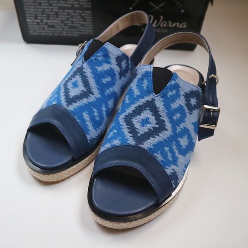 Lagi suka banget pake sepatu sandal dari The Warna yang motifnya Batik Dayak warna Biru. Sekarang percaya banget kalau pakai motif batik itu gak cuma buat ke pesta doang, sehari-hari juga tetap stylish.
. 
Baca review lengkapnya di blogku ya 😊
. 
#clozetteid