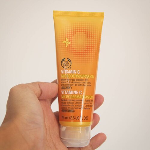 Good morning! Sudah baca blog post terbaru saya tentang @thebodyshopindo Vitamin C Microdermabrasion? Tujuan saya membeli produk ini untuk mencerahkan kulit, terutama menyamarkan bekas jerawat yang berwarna kecokelatan. Kira-kira bagaimana ya hasilnya di kulit saya? #TBS #TheBodyShop #BeautyReview #clozetteid #clozette #Exfoliator #VitaminC