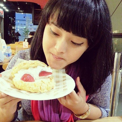 Strawberry cream puff definitely made my day. Do you know strawberies are good for your body and skin? 