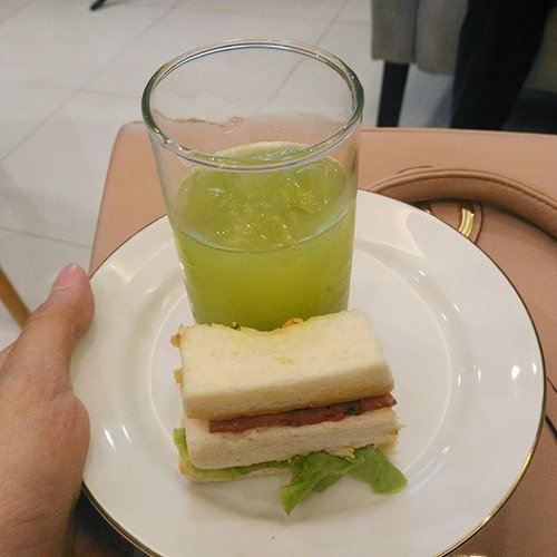 Throwback at @puraformaclinic event, I really enjoy this healthy sandwich and juice that they served. The juice is made of kiwifruit, orange and kale. And it's really fresh and delicious. Thank you for the recipe, @puraformaclinic ! I will make that juice at home! 💕
.
#sbbxpuraforma #SBYBeautyBlogger #event #puraformaclinic #bbloggerid #beautybloggerid #bblogger #healthyfood #diet #freshjuice #foodphotography #foodporn #instalike #instagood #clozetters #clozetteID