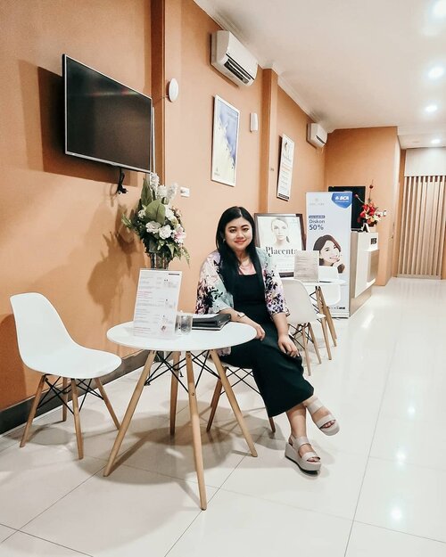 Minggu lalu saya perawatan Facial Organic Tea Tree dan LED di @oriskin_id di cabang Surabaya. Ngga hanya wajah aja tapi mulai dari leher, bahu, tangan dan kaki di massage juga. ..Facial Organic Tea Trea ini berfungsi untuk melembabkan, memperlancar peredaran darah, dan membuat wajah segar dan halus yang harganya Rp. 450.000,- ..Step-step perawatannya apa aja? Udah di tulis di blog ya 😊@clozetteid @oriskin.surabaya #Clozetteid #clozetteidreview #OriskinxClozetteIDReview #oriskin #oriskinsurabaya