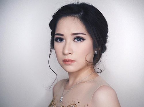 So many people ask me, who did my makeup. Here she is @joylynndessy ❤️ And hair by @boediteguh_makeup __Contact lense by @zendiixsoftlens Dreamcon Sonic in Grey__#clozetteid #muasurabaya #dreamconsonic #joylynndessy #makeupartistsurabaya