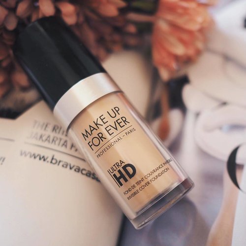This is my Holy Grail foundation, Make Up For Ever Ultra HD in shade y235. 
What i like about this foundation is they're really light weight but have enough coverage for me. The consistency is a little bit runny, so you need to apply it fast. 
This foundi sits so well on my skin, it doesn't accentuate my pores, not too matte but not too dewy it's perfectly beautiful smooth on skin. 
I have a very good skin day when wearing this ultra HD. It's last forever and so fresh looking. I got so many compliments when wearing this foundation. The price is kinda pricey but it's worth it every penny. 
Repurchase? Of course yes! •
•
#clozetteid #beautyblogger #beautyreview #makeupreview #mufeultrahd #makeupforeverultrahd #foundation #makeupjunkie