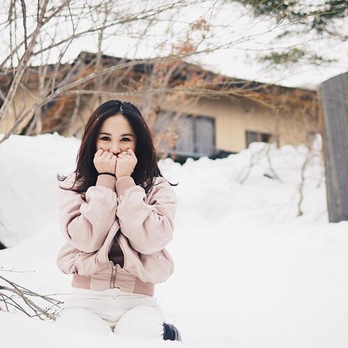 Do you wanna build be a snowman? ☃️☃️☃️
_
_
#clozetteid #japantrip #lookbook #japanholiday #takaragawaonsen #snowing #minakami #gunma #takaragawaonsenosenkaku #blushbomberjacket #nudebomberjacket #instafashion