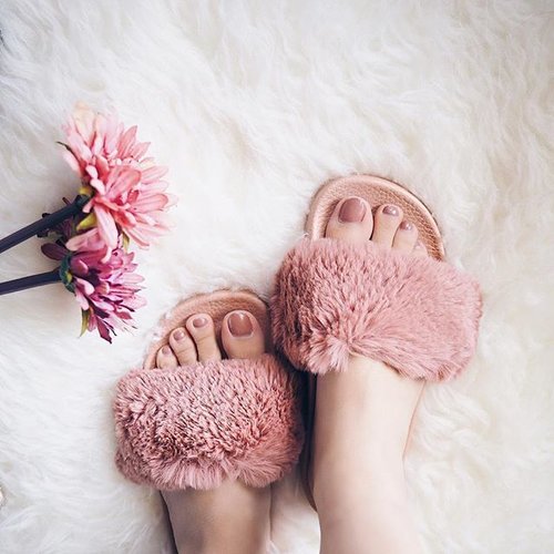 Pom pom sandals 💖💖 _
_
#clozetteid #pompom #cutestintown #pinksandals